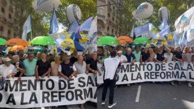 Manifestantes en la calle con banderas y carteles en contra de la Reforma Laboral