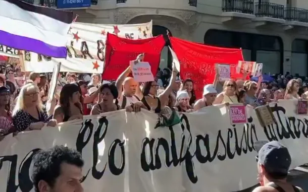 Manifestantes en la Marcha Federal del Orgullo Antifascista y Antirracista