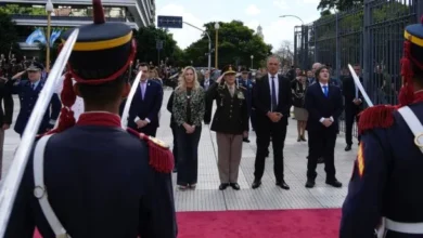Javier Milei rinde homenaje a José de San Martín en la Plaza San Martín