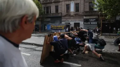Imagen de una manifestación con una molotov en llamas