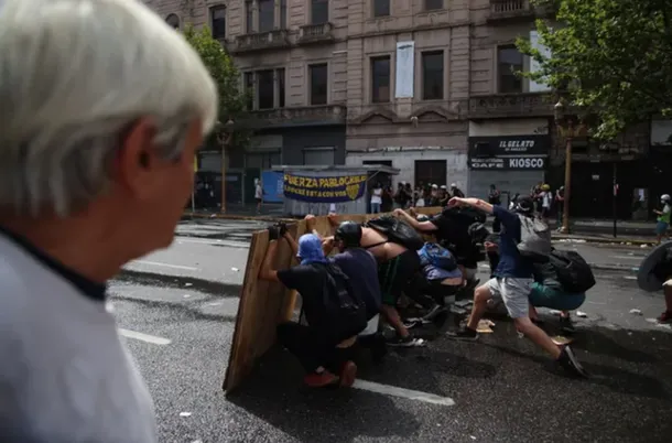 Imagen de una manifestación con una molotov en llamas