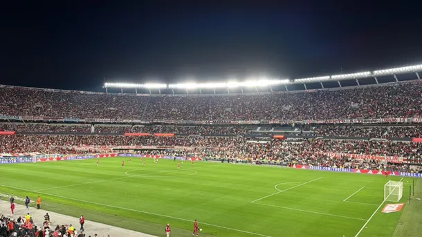 Imagen del Estadio Monumental con los jugadores de River y Tigre en el campo