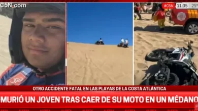 Moto accidentada en un médano de Villa Gesell