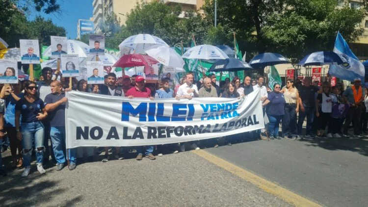 Manifestantes marchan en Córdoba en rechazo a la reforma laboral