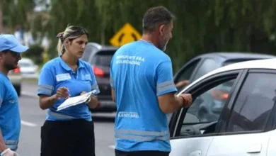 Imagen de un auto pasando por un peaje automático