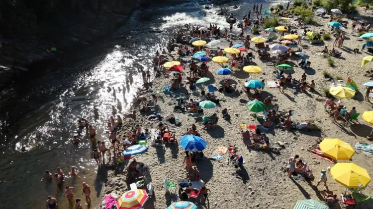 Turistas en la costa de Villa Carlos Paz, Córdoba