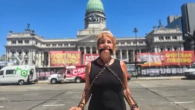 Nancy Pazos encadenada y amordazada frente al Congreso