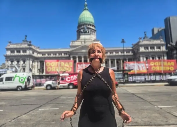 Nancy Pazos encadenada y amordazada frente al Congreso