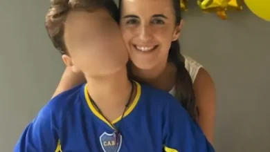 Vicky Ferraiuelo abraza a su hijo Nano, sonrientes y felices después de la decisión de la Justicia.