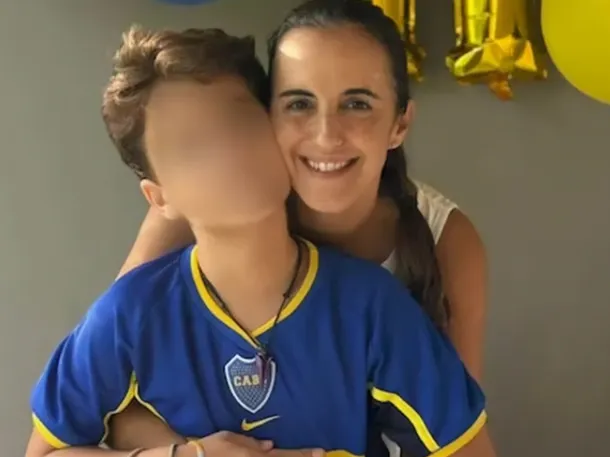 Vicky Ferraiuelo abraza a su hijo Nano, sonrientes y felices después de la decisión de la Justicia.