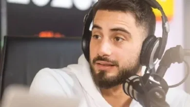 Nico Occhiato sonriendo y mostrando su salario en dólares