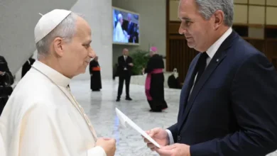 El canciller Pablo Quirno entrega la invitación al Papa León XIV en el Vaticano
