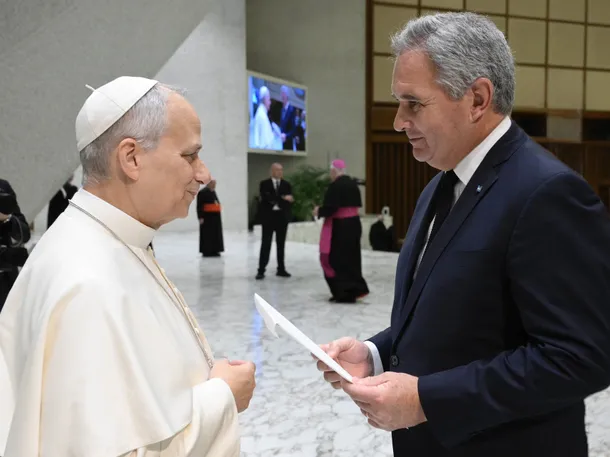 El canciller Pablo Quirno entrega la invitación al Papa León XIV en el Vaticano