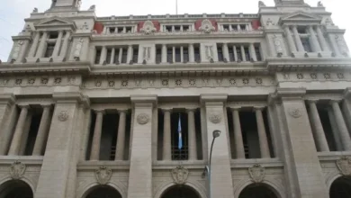 Manifestantes frente al Palacio de Tribunales