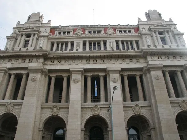 Manifestantes frente al Palacio de Tribunales
