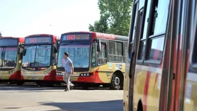 Imagen de un colectivo vacío en una calle de Buenos Aires durante un paro