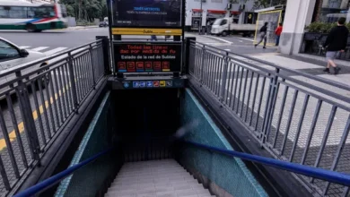 Imagen de una protesta en la calle con banderas y carteles que dicen 'No a la Reforma Laboral'