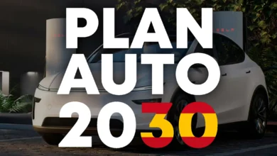 Coche eléctrico conectado a una estación de carga