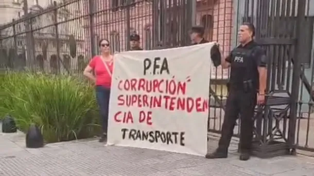 Policía federal protesta armado en Casa Rosada
