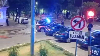 Policías de Santa Fe manifestándose en la calle