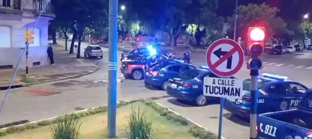 Policías de Santa Fe manifestándose en la calle