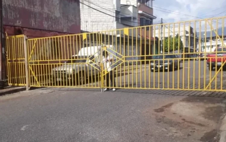 Portones y drones en Villa Allende
