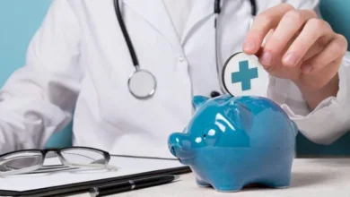 Imagen de un médico y un paciente, representando la atención médica privada