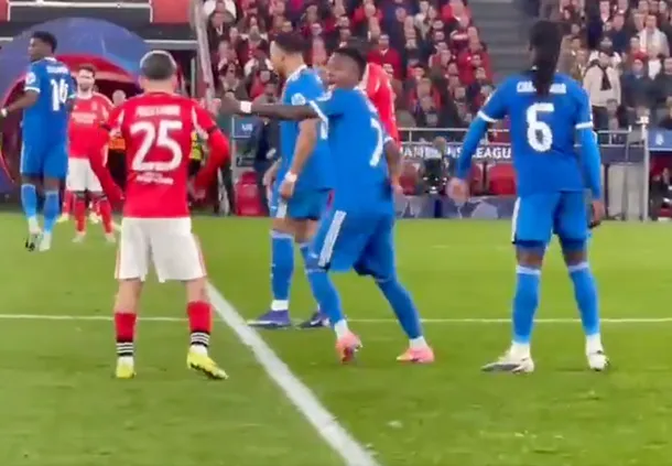 Gianluca Prestianni en acción durante un partido de la Champions League