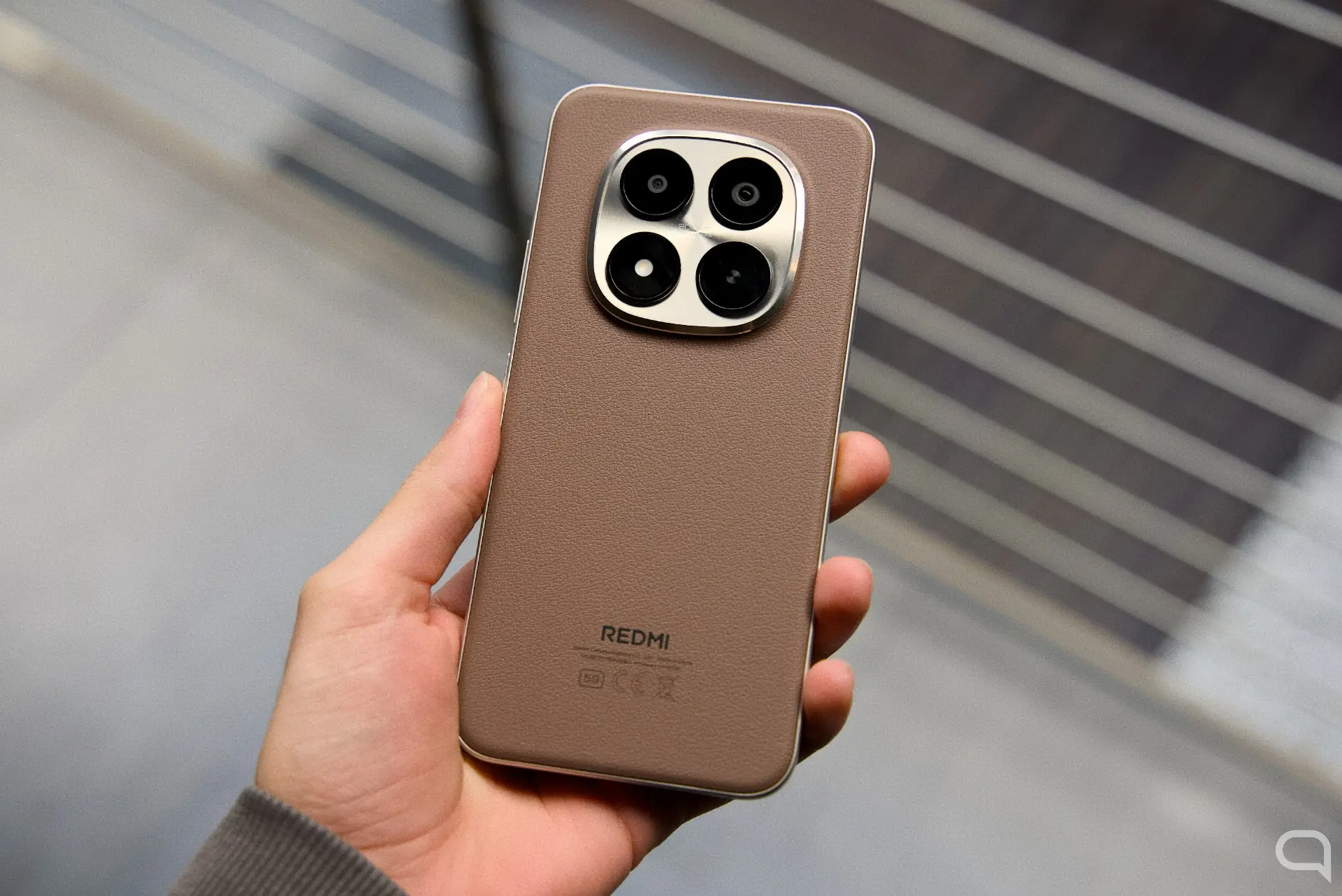 Imagen de una cámara de Xiaomi con los botones de volumen resaltados