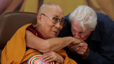El Dalái Lama sonríe mientras recibe un premio