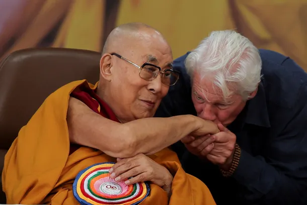 El Dalái Lama sonríe mientras recibe un premio