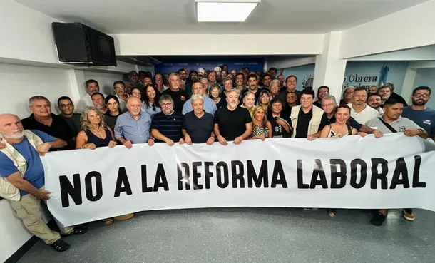 Imagen de una marcha en Rosario en contra de la reforma laboral