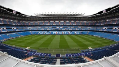 Estadio Santiago Bernabéu iluminado para el partido Real Madrid vs Benfica