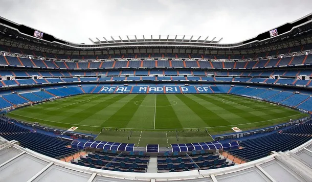 Estadio Santiago Bernabéu iluminado para el partido Real Madrid vs Benfica