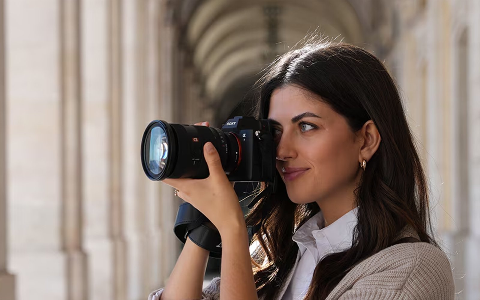 Imagen de la Sony Alpha 7V, mostrando su diseño y pantalla