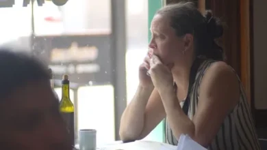 Imagen de una madre angustiada buscando un turno médico para su hijo, ilustrando el posible impacto de la reforma laboral en la cobertura de salud