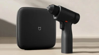 Imagen del taladro inteligente de Xiaomi con su estuche de transporte y accesorios