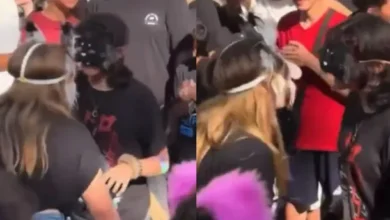 Imagen de una persona disfrazada de therian en una plaza de Uruguay
