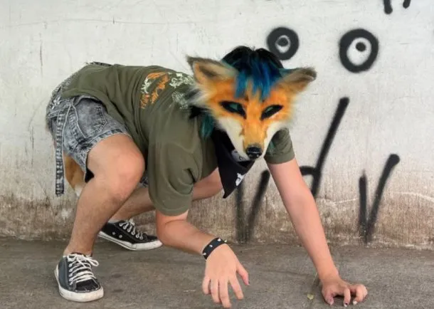 Imagen ilustrativa de un therian con máscara de animal