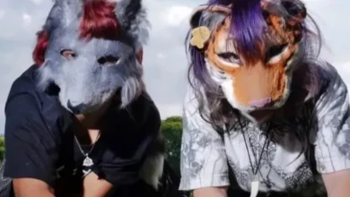 Imagen de una persona con una máscara de perro, representando la identidad therian.