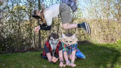 Joven therian con máscara de perro