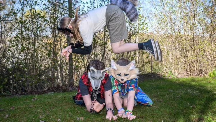 Joven therian con máscara de perro