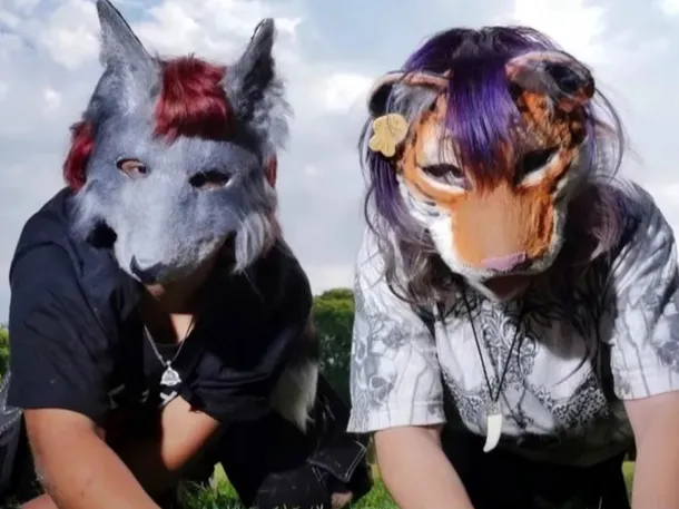Imagen de una persona con una máscara de perro, representando la identidad therian.