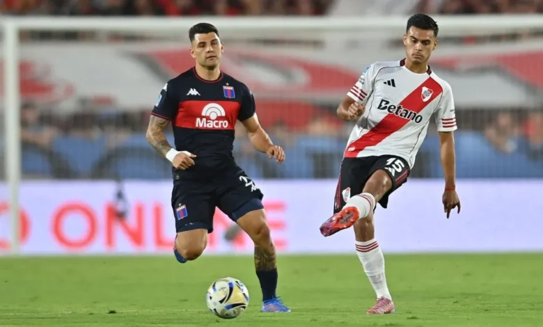 Hinchas de River explotan en el Monumental