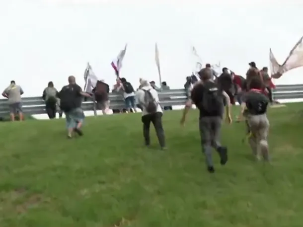 Trabajadores de Fate cortan la Panamericana en protesta