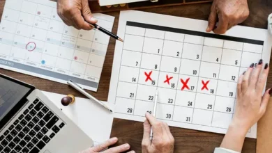 Un grupo de empleados trabajando en una oficina moderna con ordenadores y papelera