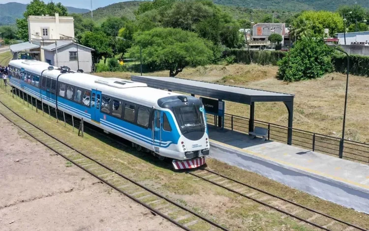 Tren de las Sierras en un paisaje de sierras cordobesas