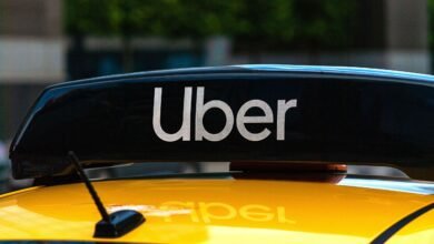 Imagen de un coche autónomo de Uber en la calle