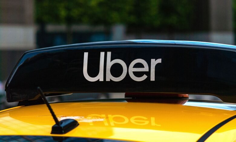 Imagen de un coche autónomo de Uber en la calle