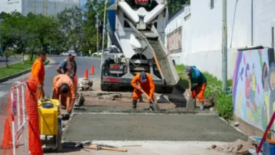 Trabajadores realizando obras de bacheo con hormigón en una intersección de Córdoba